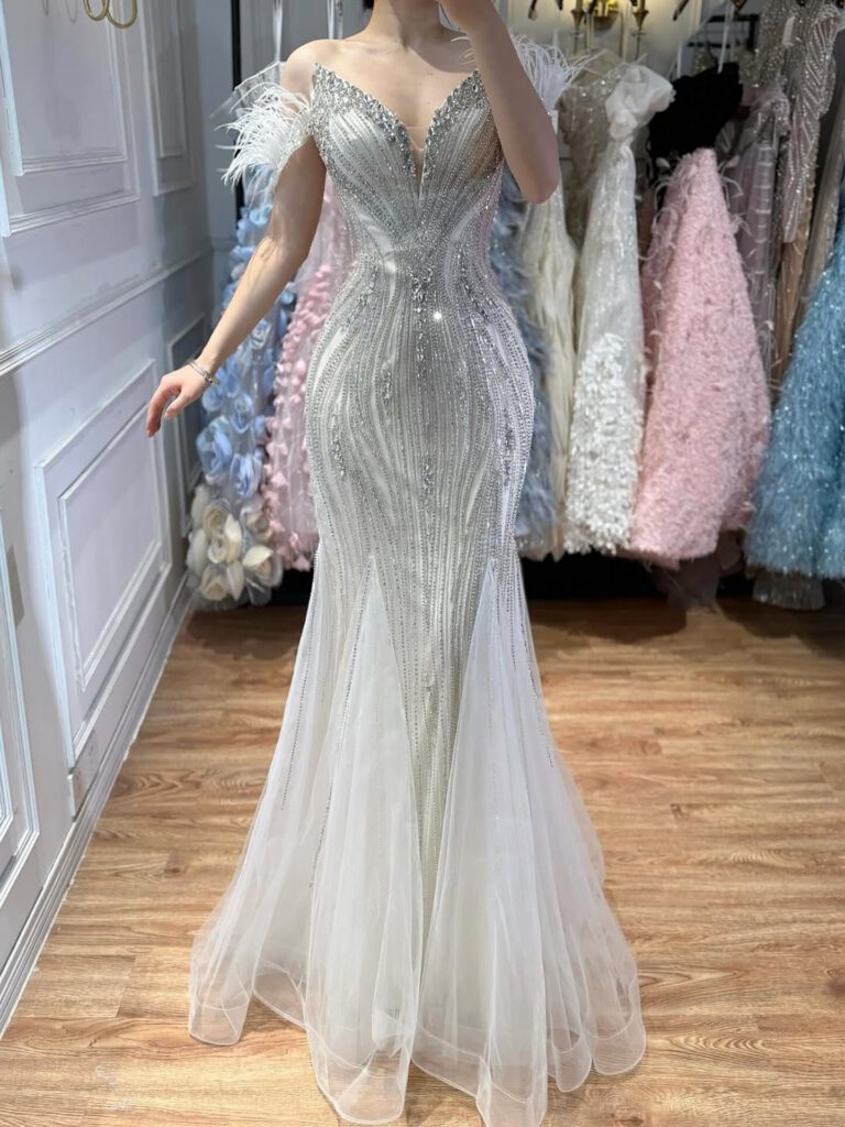 Nove Dress beige Meerjungfrau Abendkleid mit Perlenstickerei und Federn