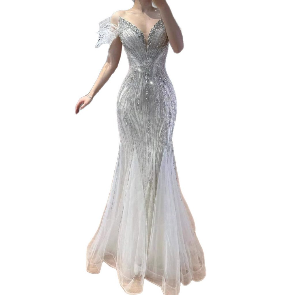 Nove Dress beige Meerjungfrau Abendkleid mit Perlenstickerei und Federn