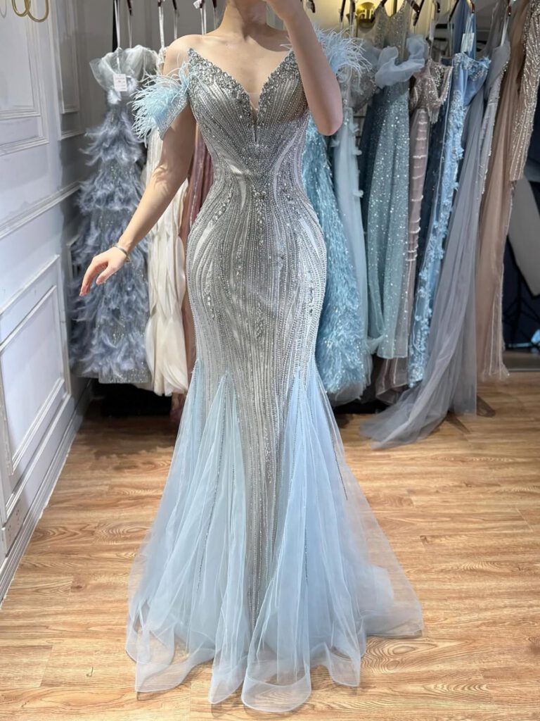 Nove Dress beige Meerjungfrau Abendkleid mit Perlenstickerei und Federn
