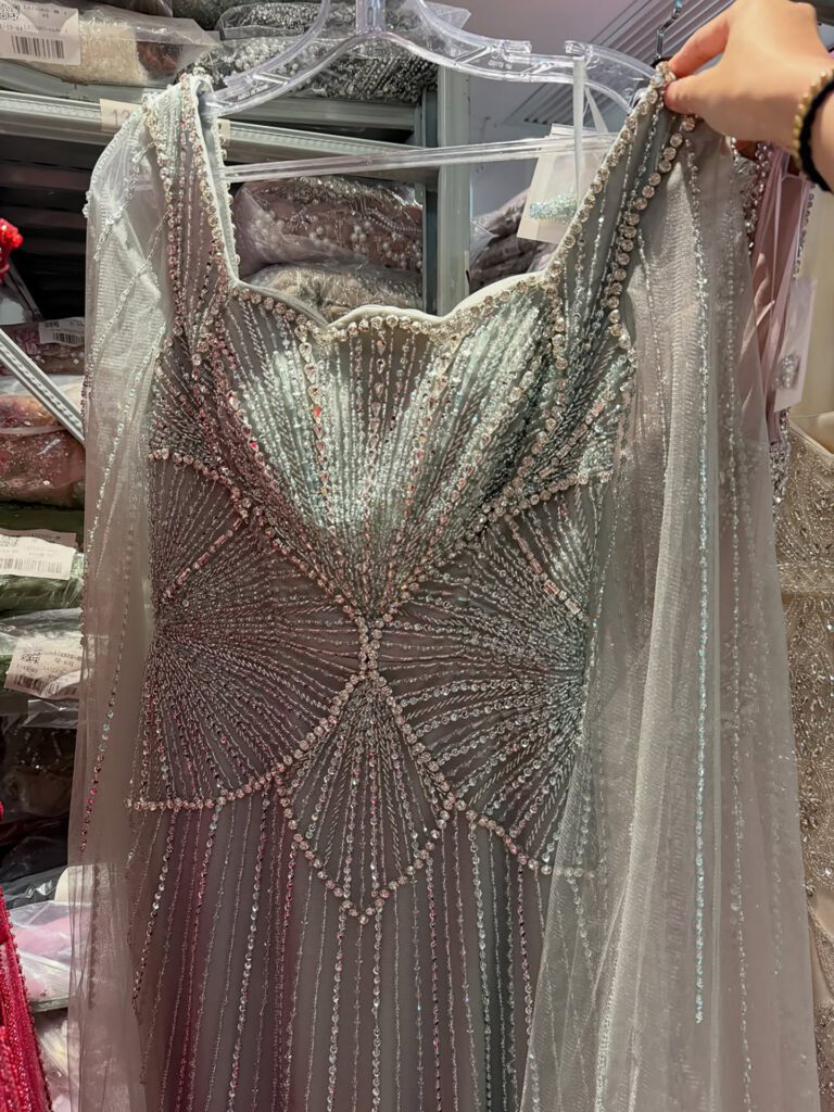 Nove Dress beige Meerjungfrau Abendkleid mit Kristallbesatz, Cape-Ärmeln und hohem Schlitz