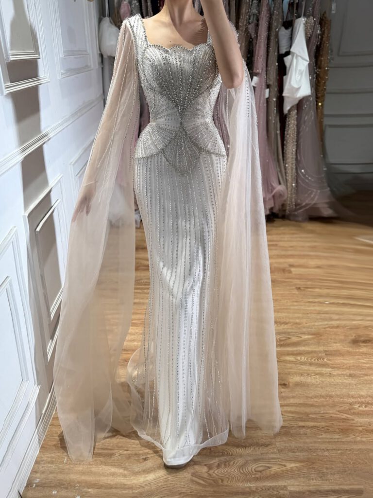 Nove Dress beige Meerjungfrau Abendkleid mit Kristallbesatz, Cape-Ärmeln und hohem Schlitz