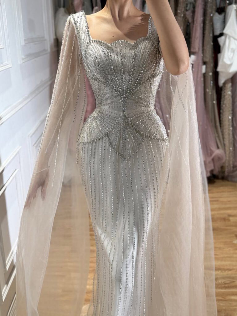 Nove Dress beige Meerjungfrau Abendkleid mit Kristallbesatz, Cape-Ärmeln und hohem Schlitz