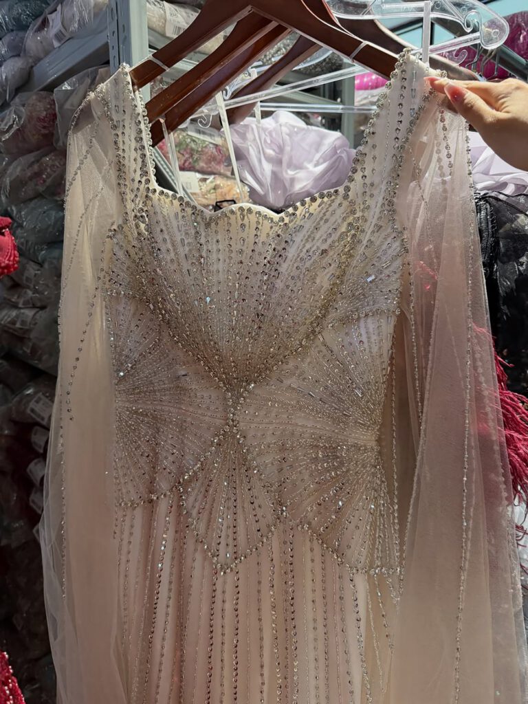 Nove Dress beige Meerjungfrau Abendkleid mit Kristallbesatz, Cape-Ärmeln und hohem Schlitz
