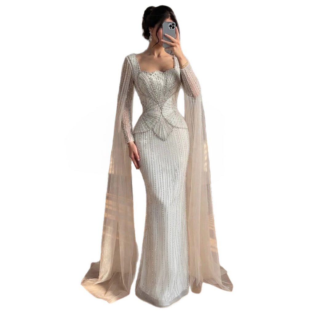Nove Dress beige Meerjungfrau Abendkleid mit Kristallbesatz, Cape-Ärmeln und hohem Schlitz