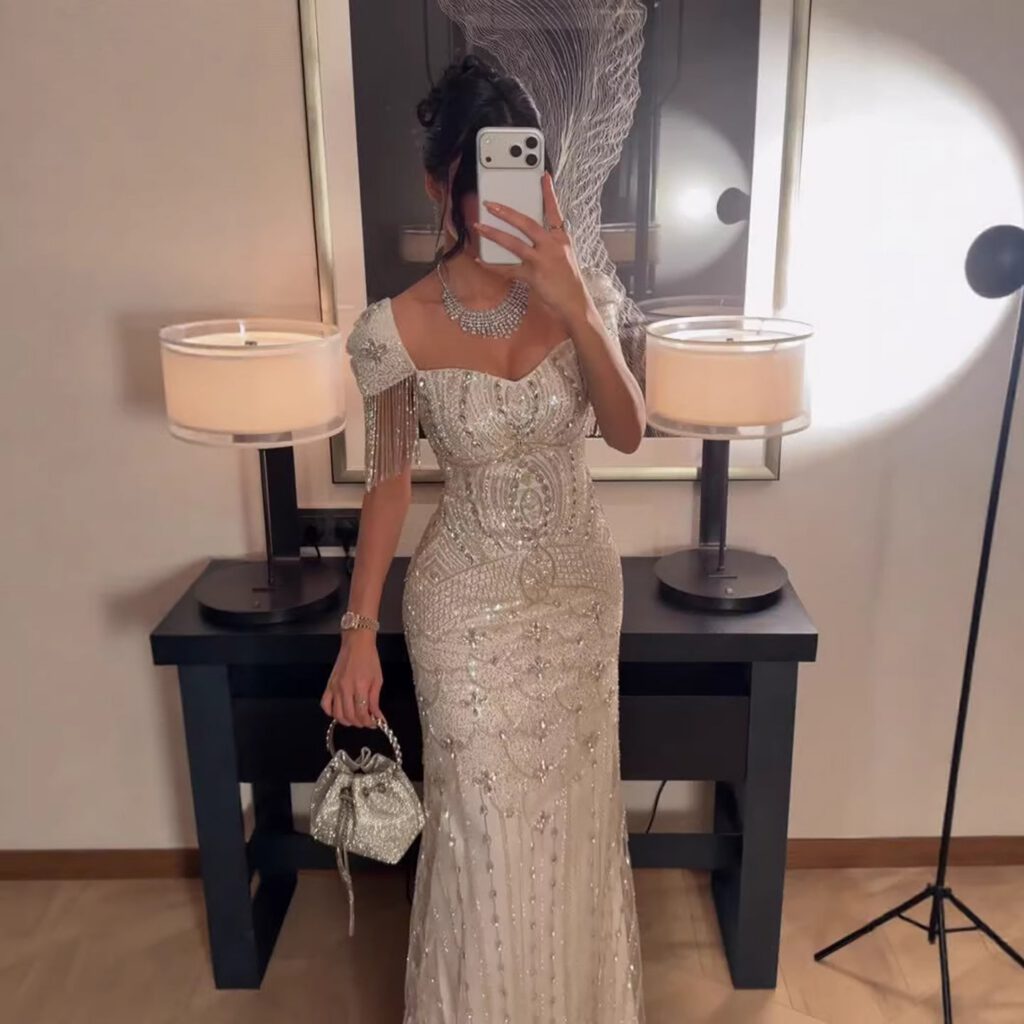Nove Dress beige Meerjungfrau Abendkleid mit Kristallbesatz