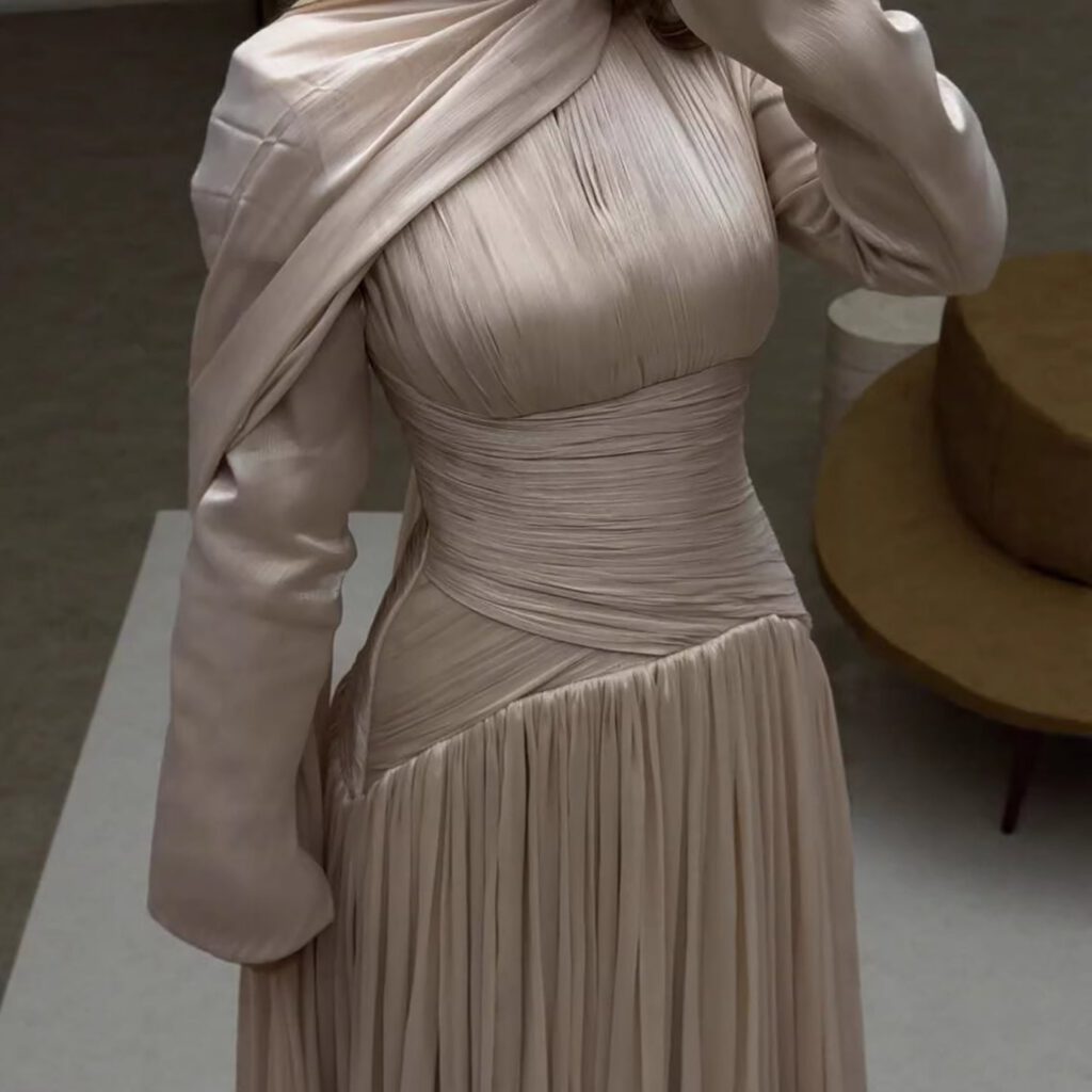 Nove Dress beige Abendkleid im Modest-Stil