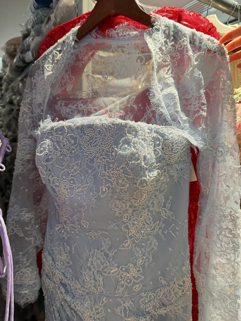 Nove Dress blau Meerjungfrau Abendkleid mit Perlenstickerei und Spitze