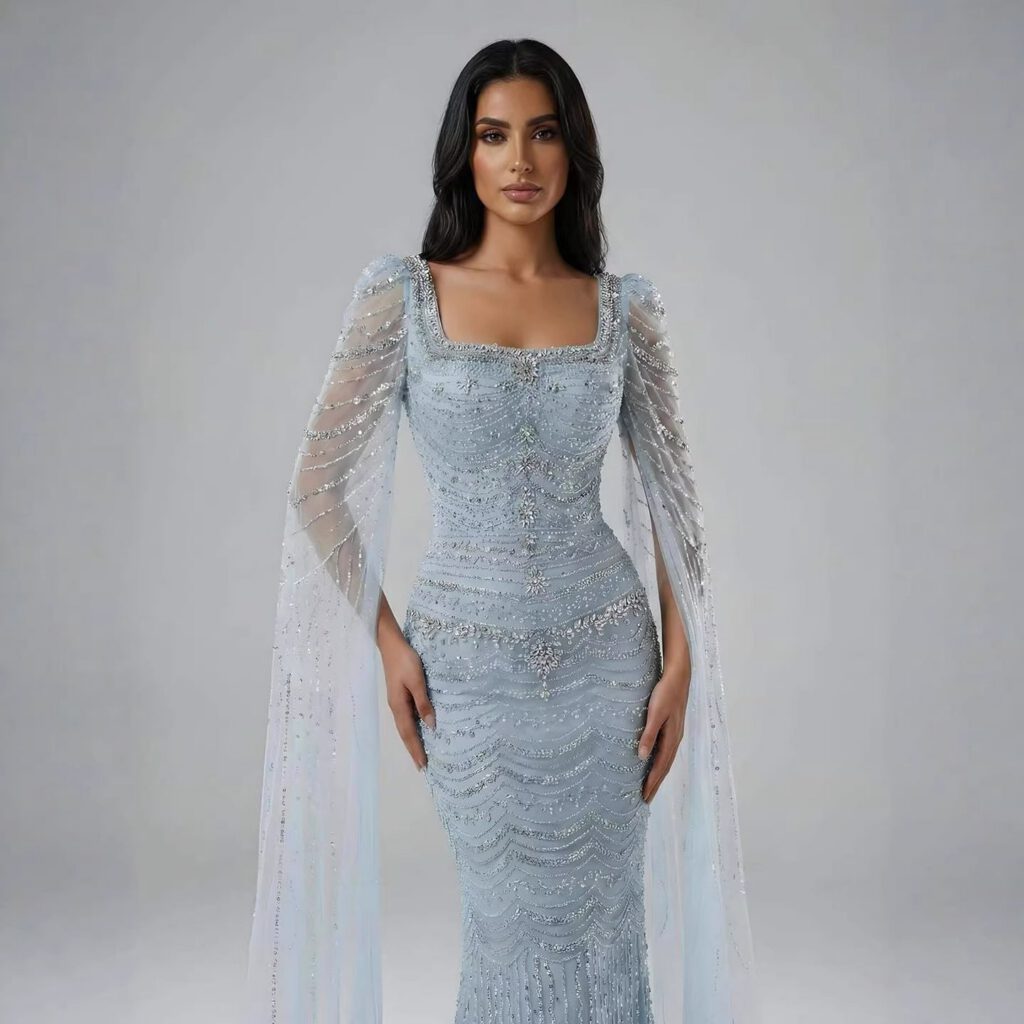 Nove Dress karamell Abendkleid mit Perlenstickerei und Cape-Ärmeln