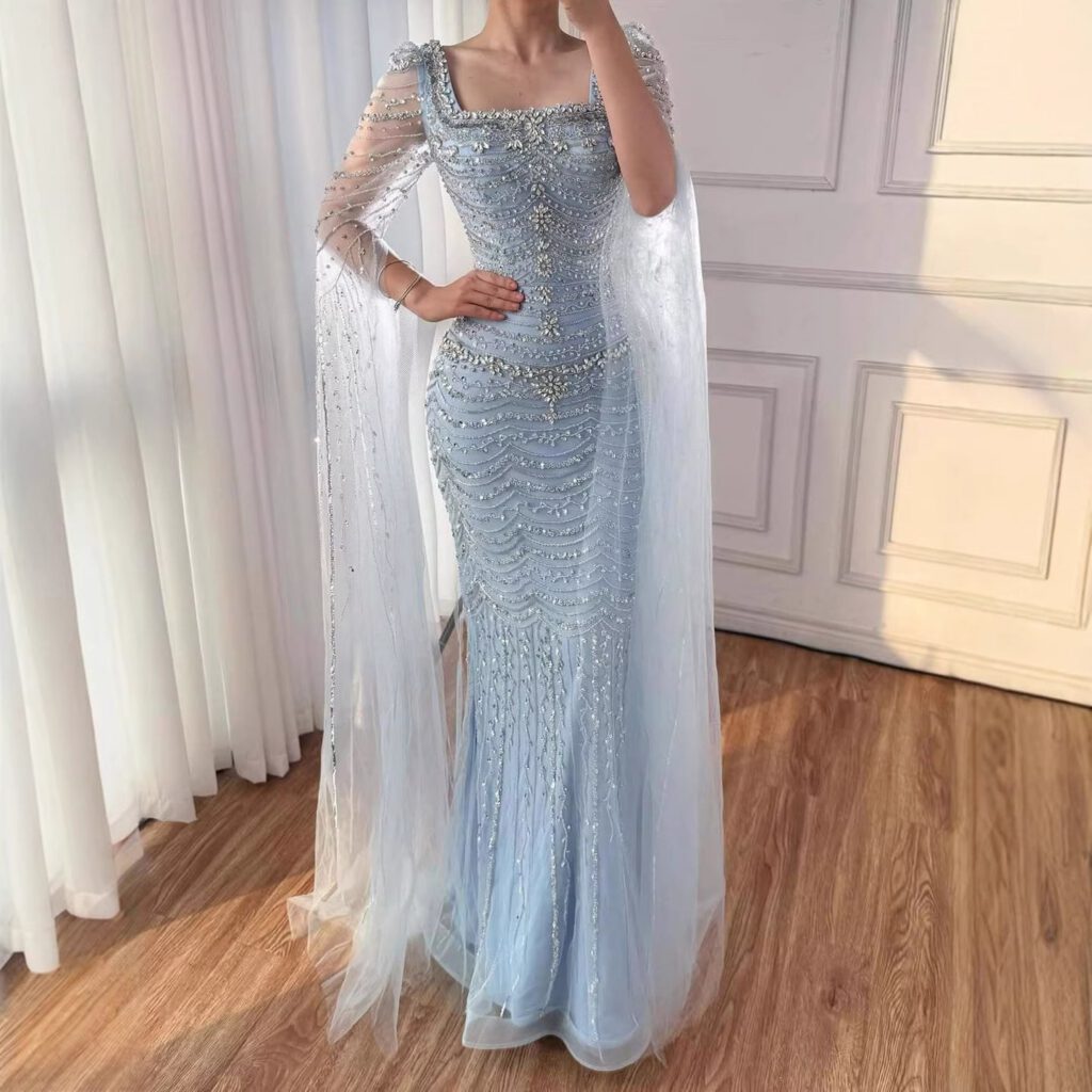 Nove Dress karamell Abendkleid mit Perlenstickerei und Cape-Ärmeln