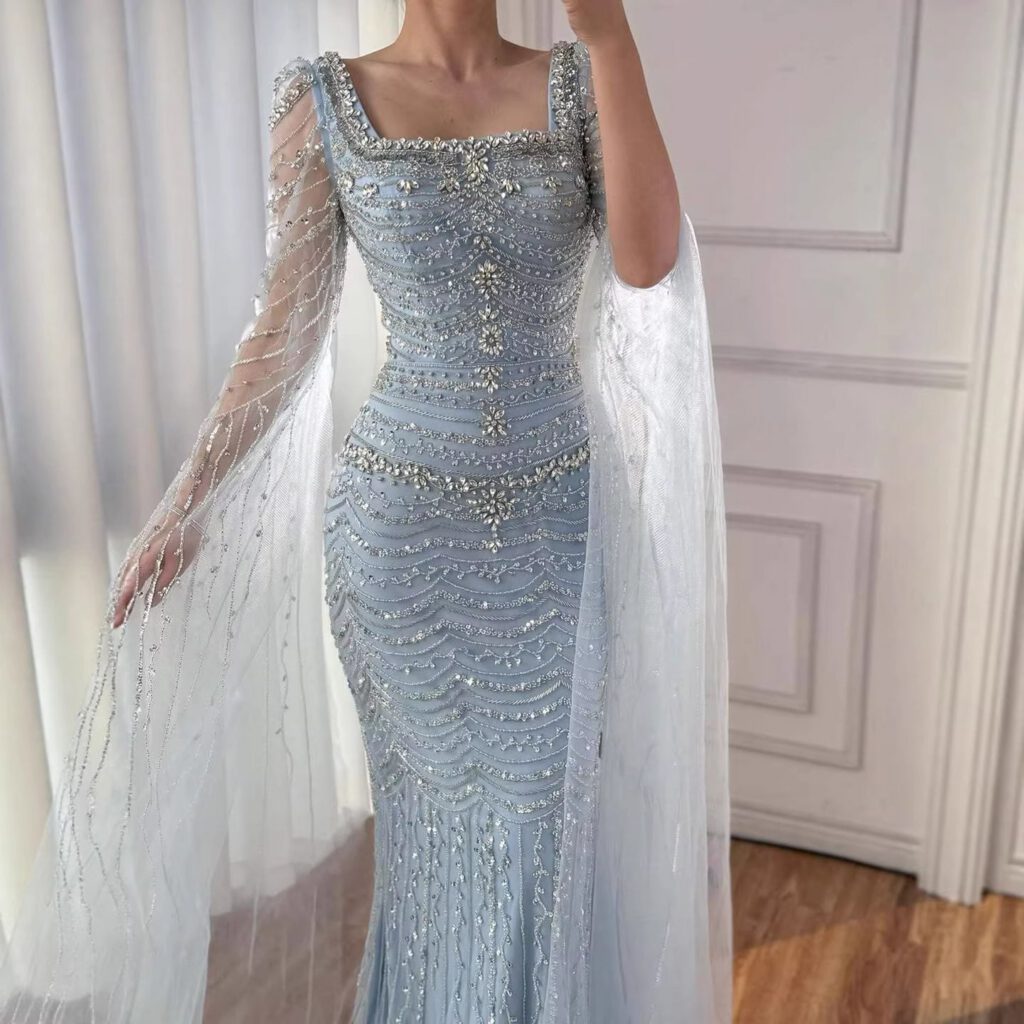 Nove Dress karamell Abendkleid mit Perlenstickerei und Cape-Ärmeln