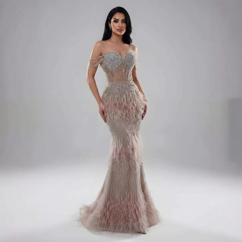 Nove Dress karamel mermaid avondjurk met borduurwerk, veren en off-shoulder