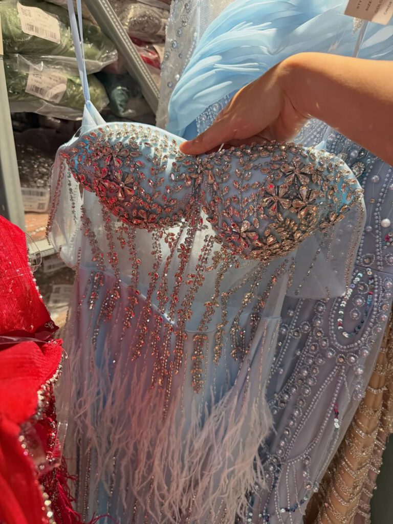 Nove Dress karamel mermaid avondjurk met borduurwerk, veren en off-shoulder