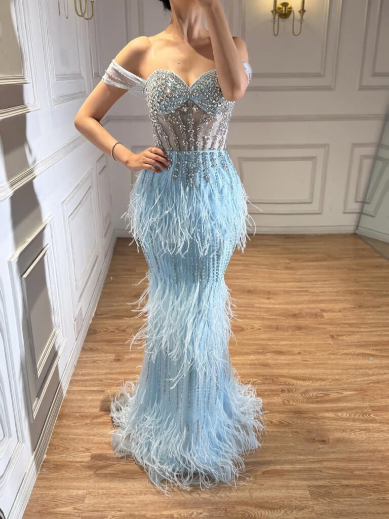Nove Dress karamel mermaid avondjurk met borduurwerk, veren en off-shoulder