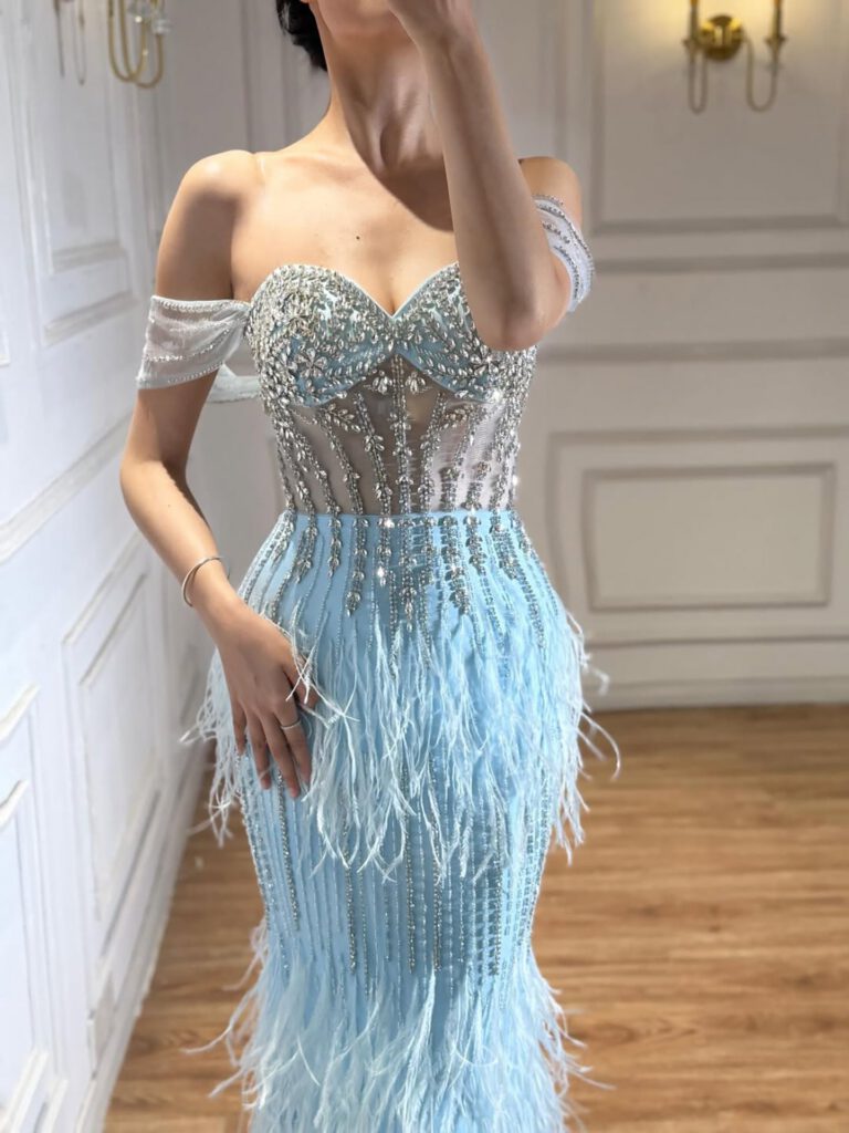 Nove Dress karamel mermaid avondjurk met borduurwerk, veren en off-shoulder