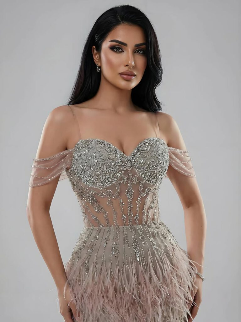 Nove Dress karamel mermaid avondjurk met borduurwerk, veren en off-shoulder