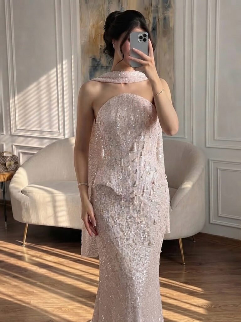 Nove Dress champagner Meerjungfrau Abendkleid mit Perlenstickerei und trägerlosem Schnitt