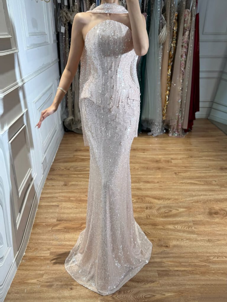 Nove Dress champagner Meerjungfrau Abendkleid mit Perlenstickerei und trägerlosem Schnitt