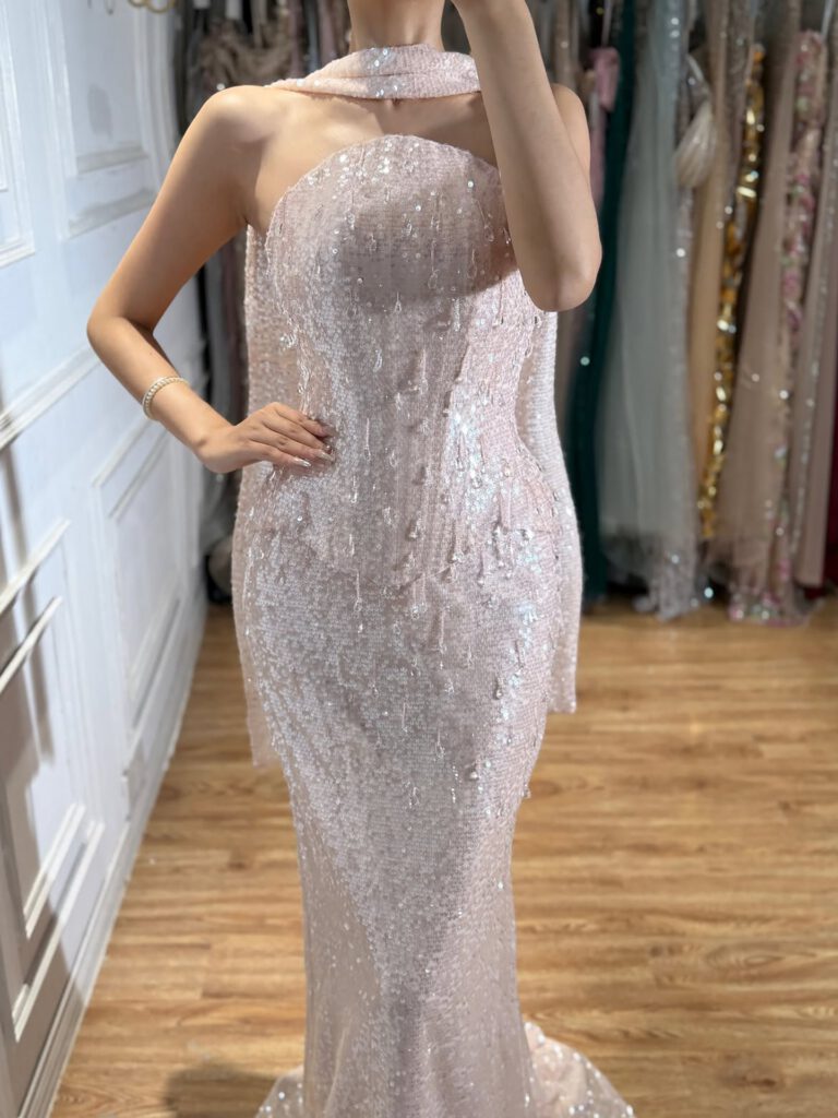 Nove Dress champagner Meerjungfrau Abendkleid mit Perlenstickerei und trägerlosem Schnitt