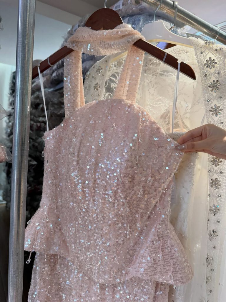 Nove Dress champagner Meerjungfrau Abendkleid mit Perlenstickerei und trägerlosem Schnitt