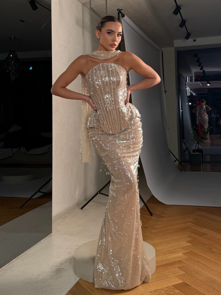 Nove Dress champagner Meerjungfrau Abendkleid mit Perlenstickerei und trägerlosem Schnitt