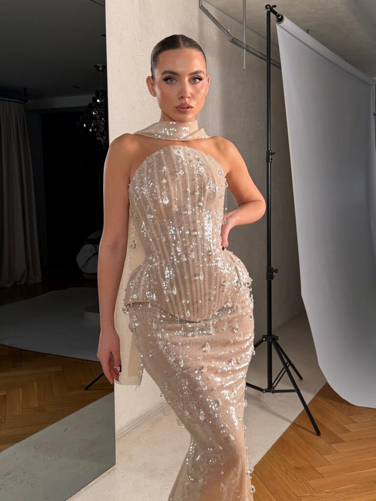 Nove Dress champagner Meerjungfrau Abendkleid mit Perlenstickerei und trägerlosem Schnitt