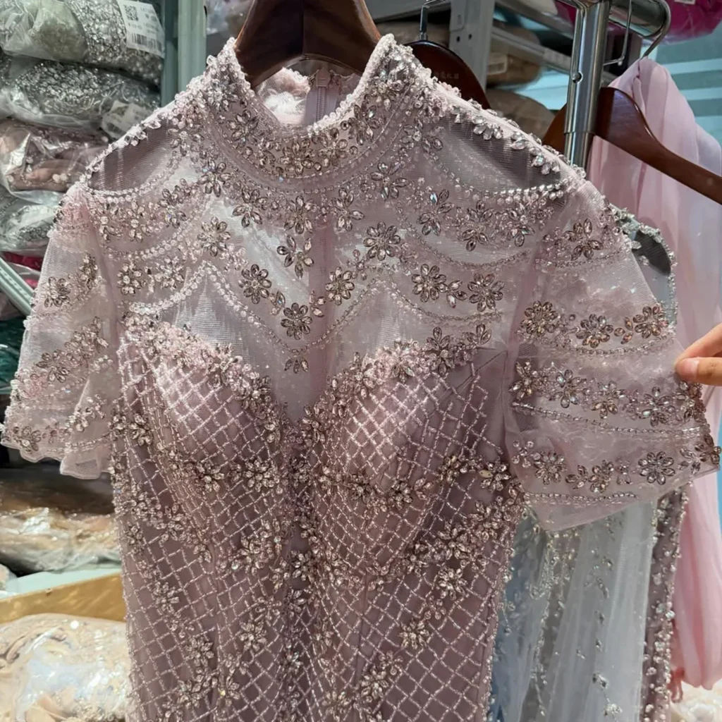 Nove Dress mermaid avondjurk met kristalborduurwerk en hoge hals