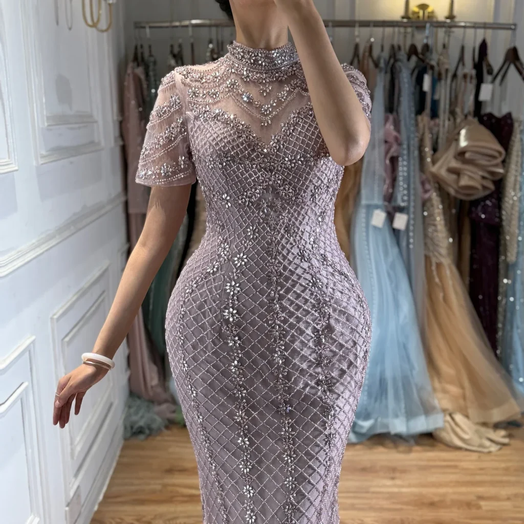 Nove Dress mermaid avondjurk met kristalborduurwerk en hoge hals
