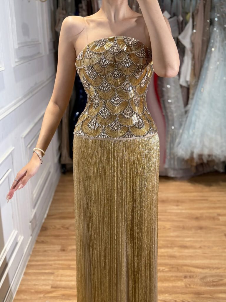 Nove Dress gold Abendkleid mit Perlenstickerei und trägerlosem Schnitt