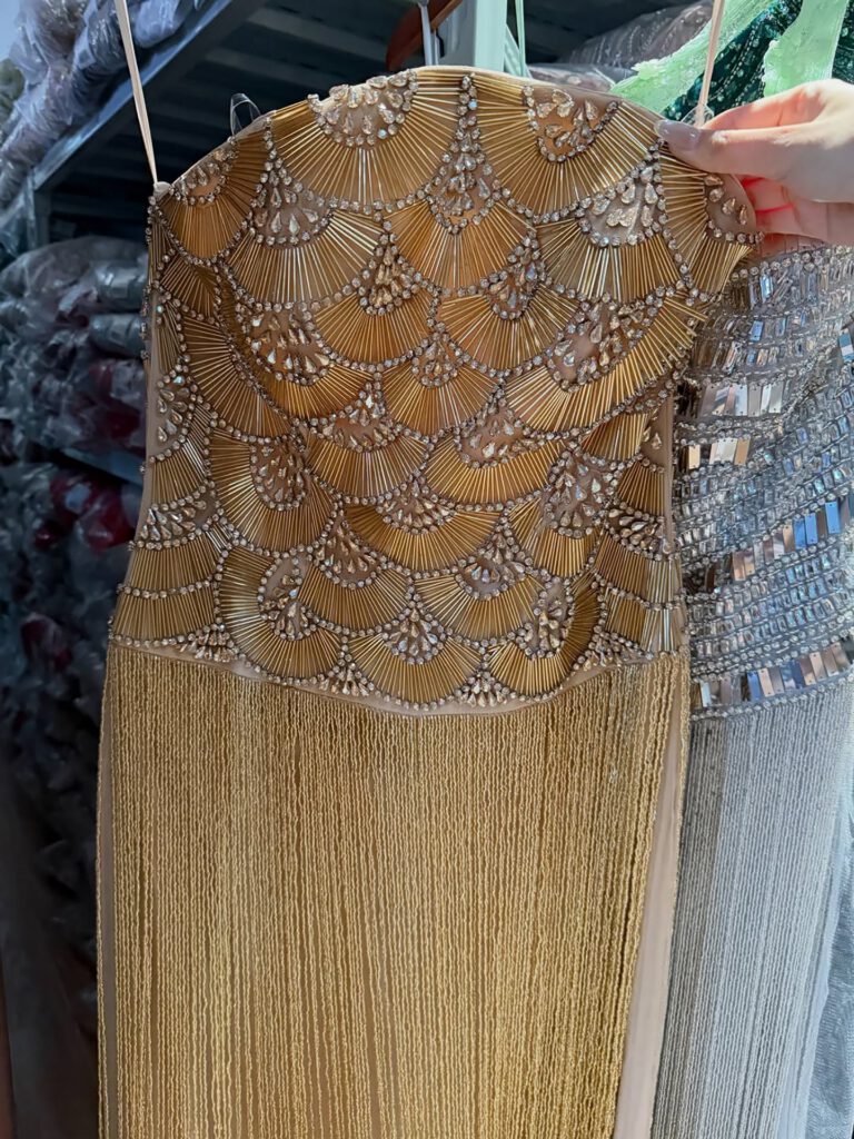 Nove Dress gold Abendkleid mit Perlenstickerei und trägerlosem Schnitt