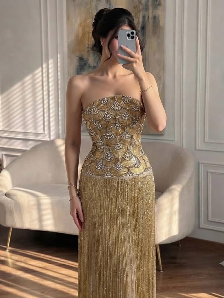 Nove Dress gold Abendkleid mit Perlenstickerei und trägerlosem Schnitt
