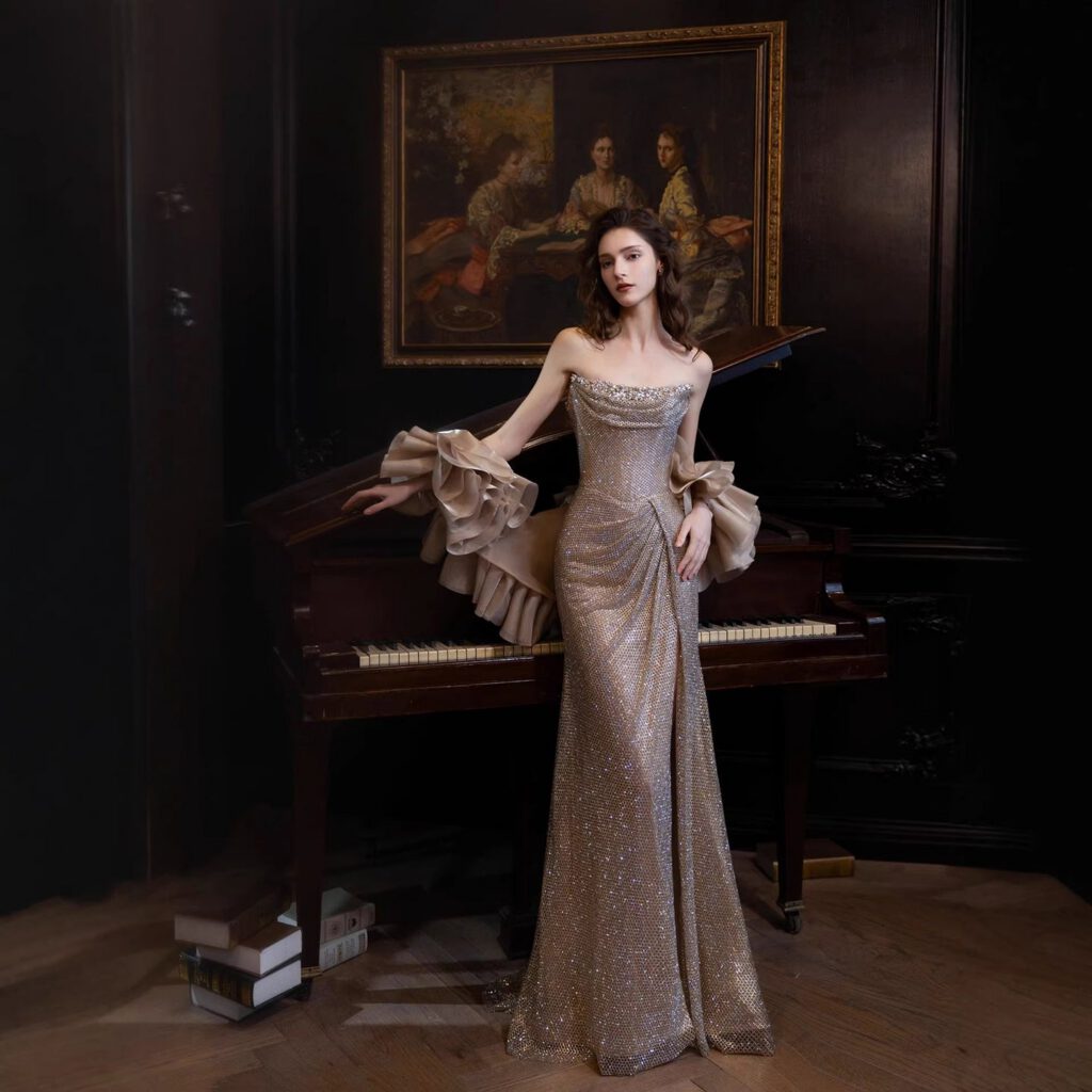 Nove Dress gold Meerjungfrau Abendkleid mit Kristallbesatz und trägerlosem Schnitt