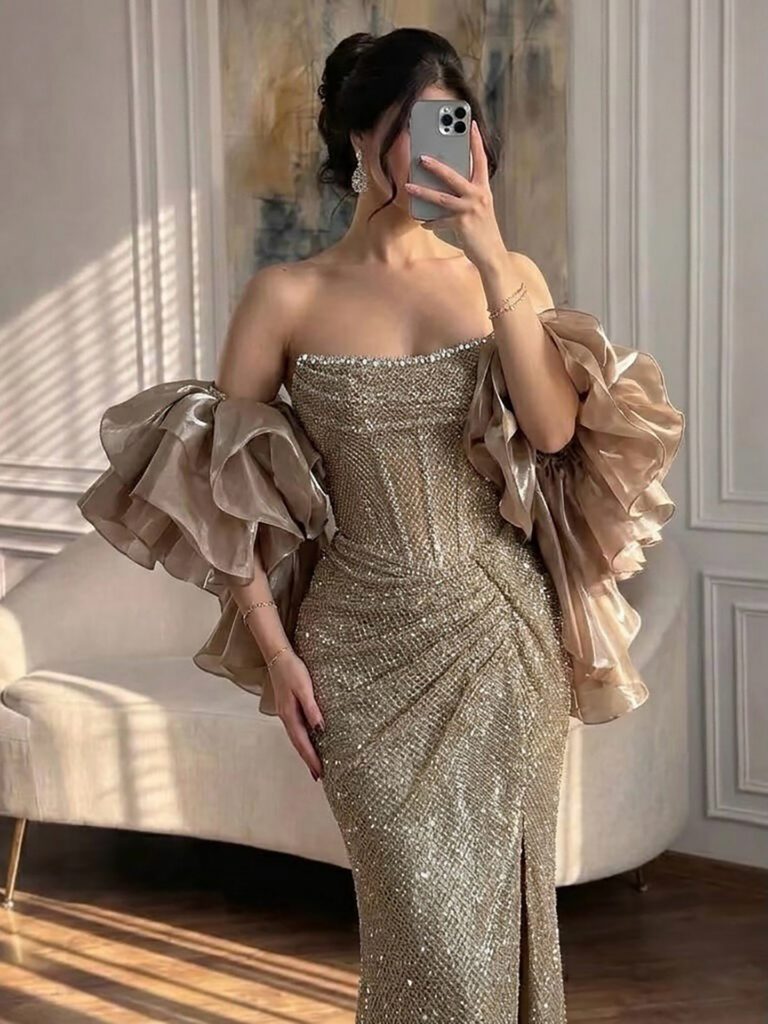 Nove Dress gold Meerjungfrau Abendkleid mit Kristallbesatz und trägerlosem Schnitt