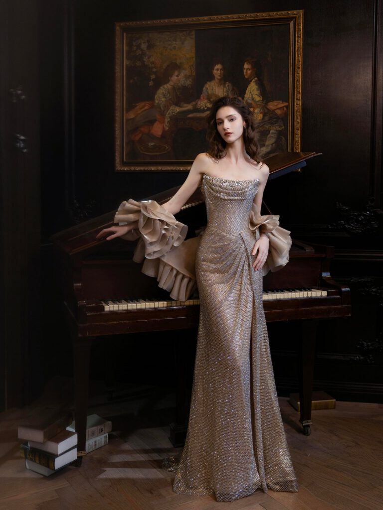 Nove Dress gold Meerjungfrau Abendkleid mit Kristallbesatz und trägerlosem Schnitt