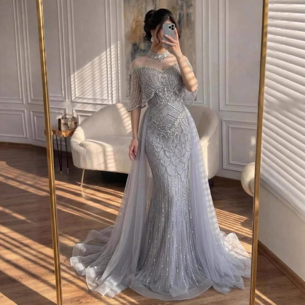 Nove Dress grau Abendkleid mit Perlenstickerei und Überrock