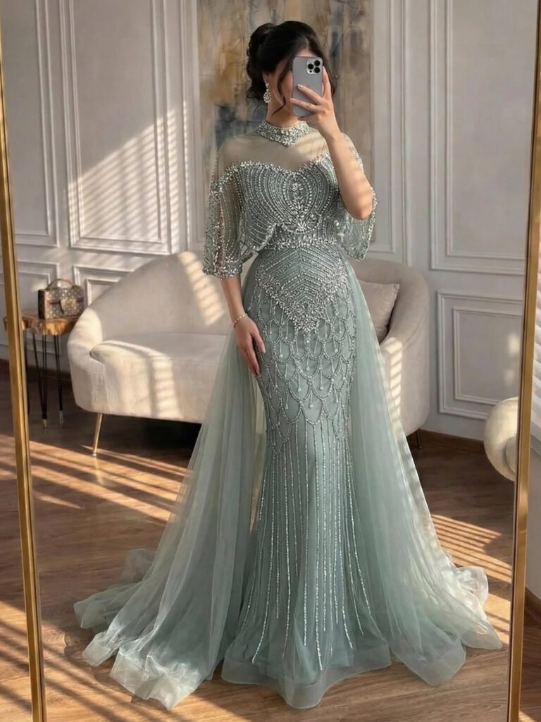 Nove Dress grau Abendkleid mit Perlenstickerei und Überrock