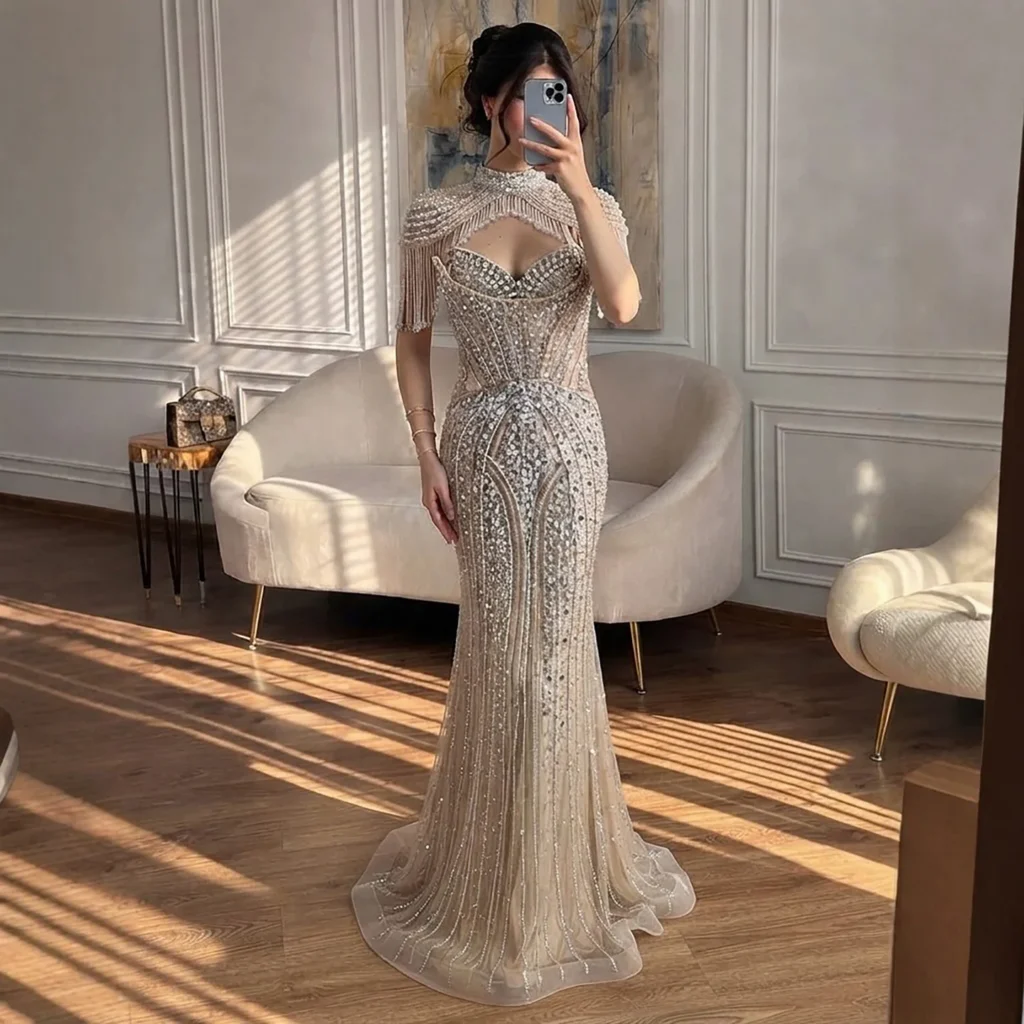 Nove Dress grau Meerjungfrau Abendkleid mit Kristallbesatz, Cape-Ärmeln und hochgeschlossen