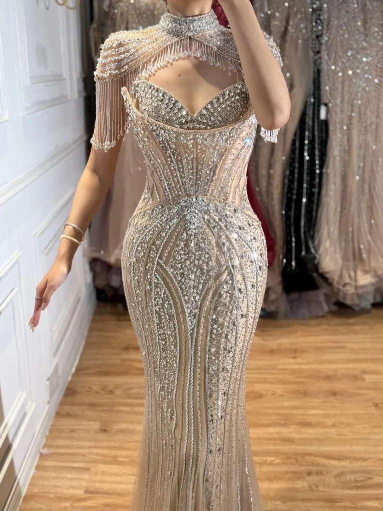 Nove Dress grau Meerjungfrau Abendkleid mit Kristallbesatz, Cape-Ärmeln und hochgeschlossen