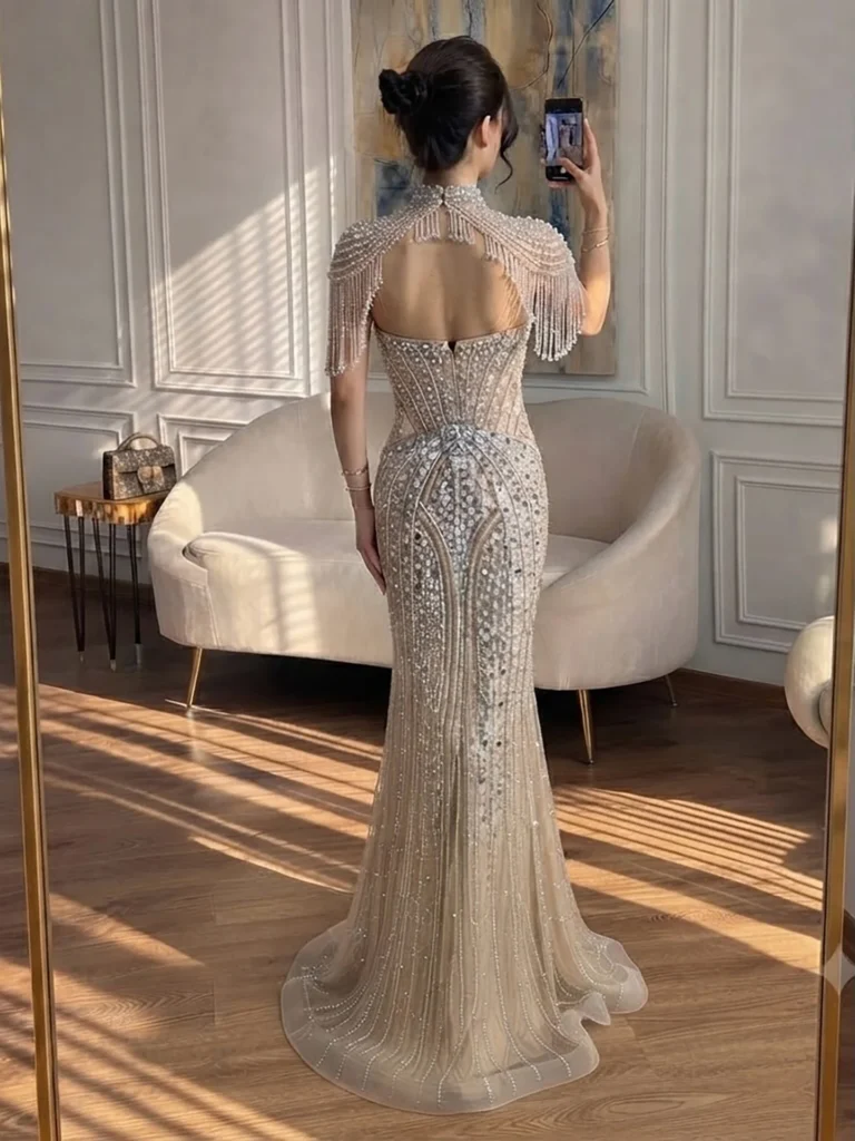 Nove Dress grau Meerjungfrau Abendkleid mit Kristallbesatz, Cape-Ärmeln und hochgeschlossen