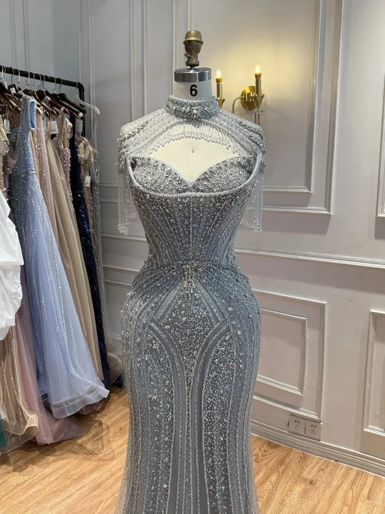 Nove Dress grau Meerjungfrau Abendkleid mit Kristallbesatz, Cape-Ärmeln und hochgeschlossen