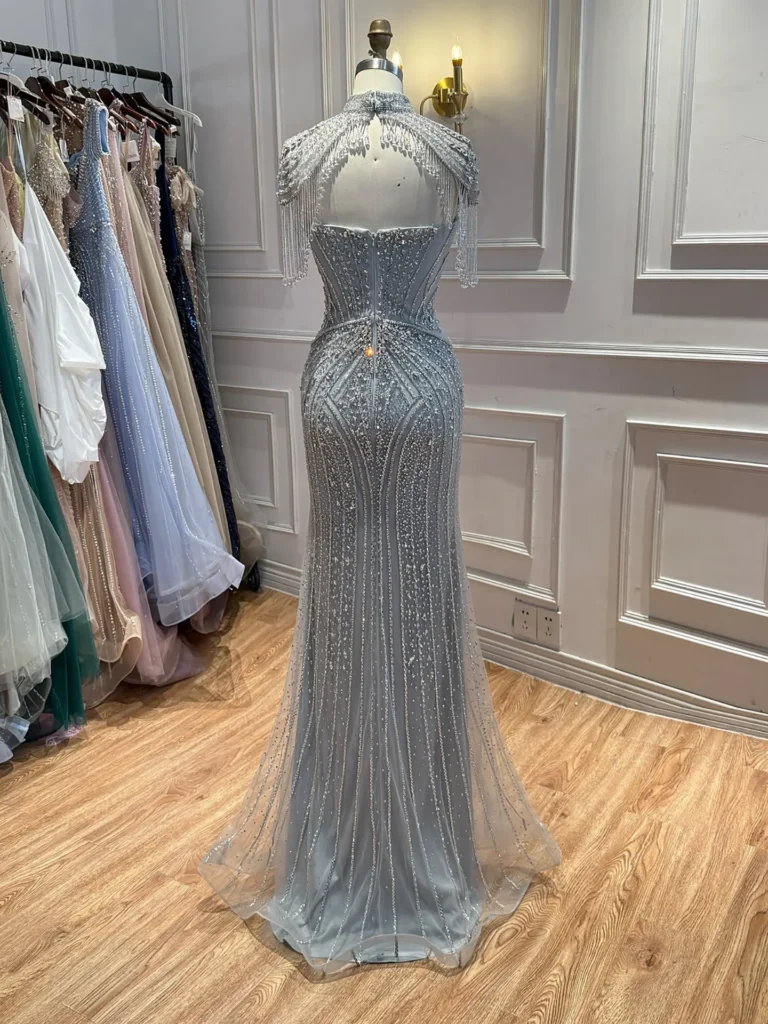 Nove Dress grau Meerjungfrau Abendkleid mit Kristallbesatz, Cape-Ärmeln und hochgeschlossen