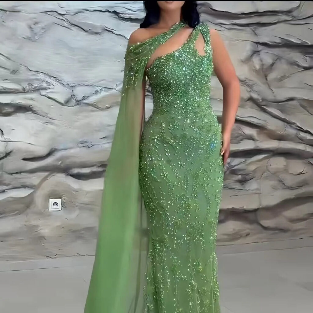 Nove Dress grün Meerjungfrau Abendkleid mit Kristallbesatz und One-Shoulder
