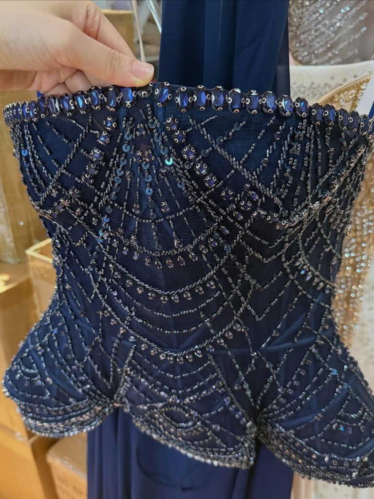 Nove Dress nude avondjurk met borduurwerk en chiffon