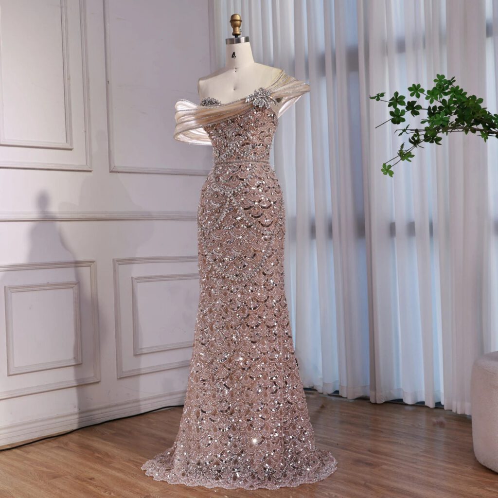Nove Dress nude Meerjungfrau Abendkleid mit Perlenstickerei und schulterfreiem Schnitt
