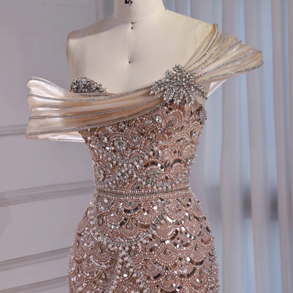 Nove Dress nude Meerjungfrau Abendkleid mit Perlenstickerei und schulterfreiem Schnitt