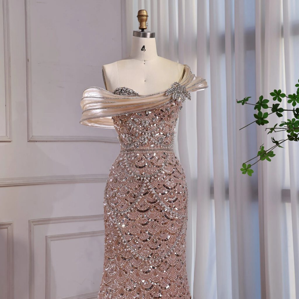Nove Dress nude Meerjungfrau Abendkleid mit Perlenstickerei und schulterfreiem Schnitt