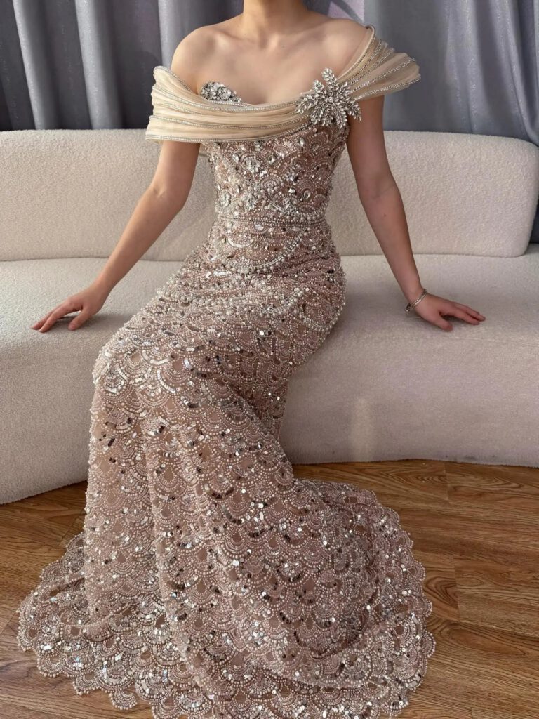 Nove Dress nude Meerjungfrau Abendkleid mit Perlenstickerei und schulterfreiem Schnitt