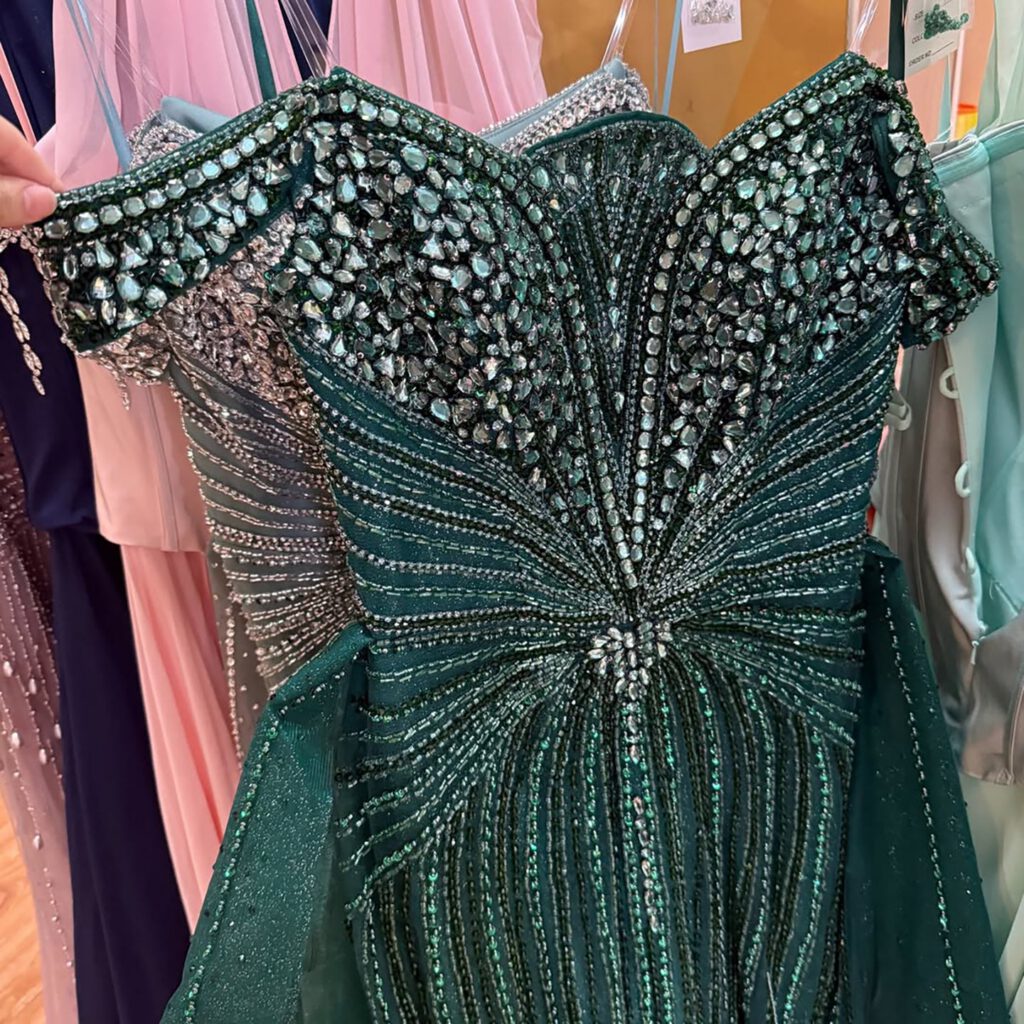 Nove Dress nude Meerjungfrau Abendkleid mit Perlenstickerei und schulterfreiem Schnitt