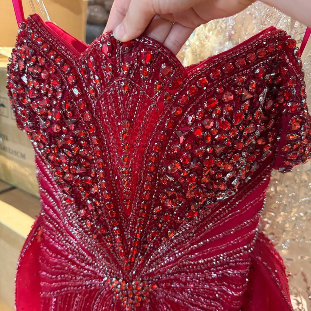 Nove Dress nude Meerjungfrau Abendkleid mit Perlenstickerei und schulterfreiem Schnitt