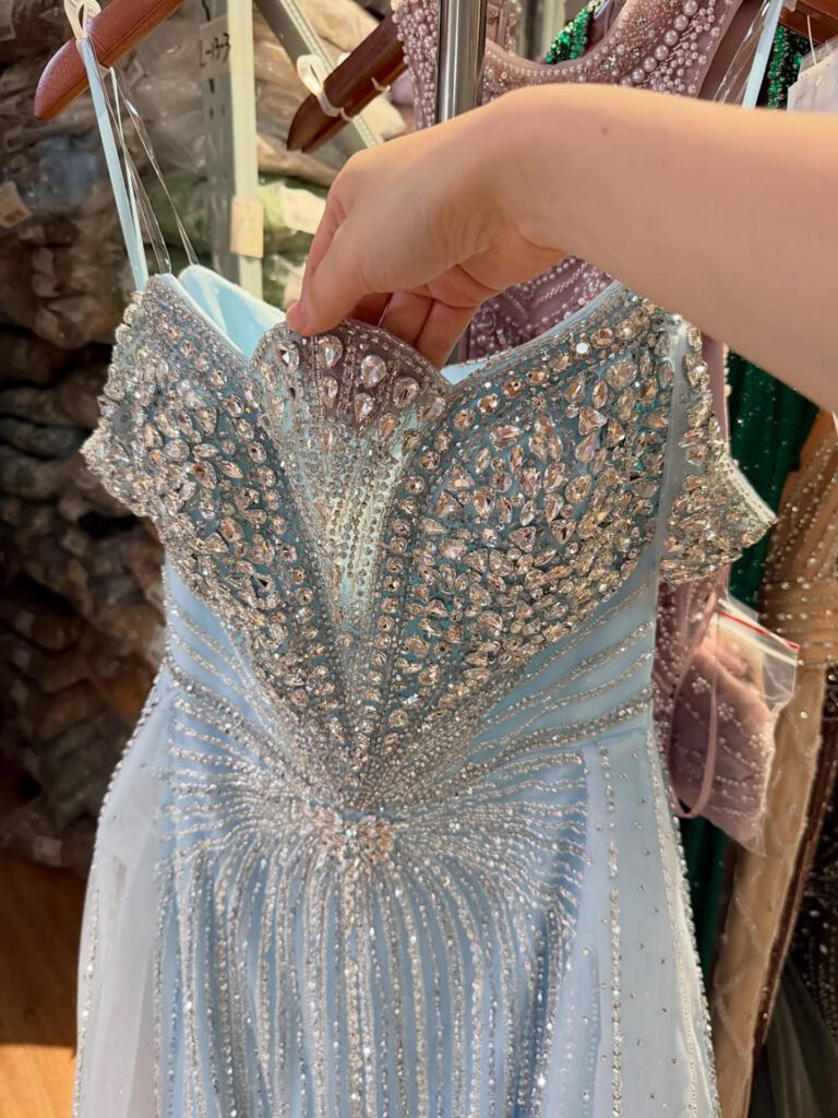 Nove Dress nude Meerjungfrau Abendkleid mit Perlenstickerei und schulterfreiem Schnitt
