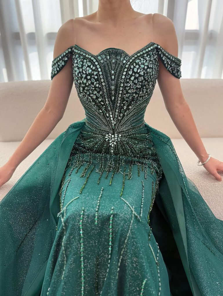 Nove Dress nude Meerjungfrau Abendkleid mit Perlenstickerei und schulterfreiem Schnitt